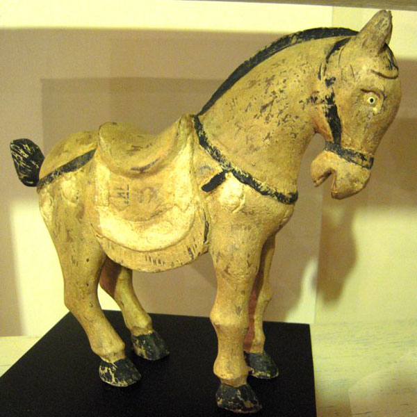 Sulpture cheval en bois couleur creme antique sur socle artisanat Indonesien -27004