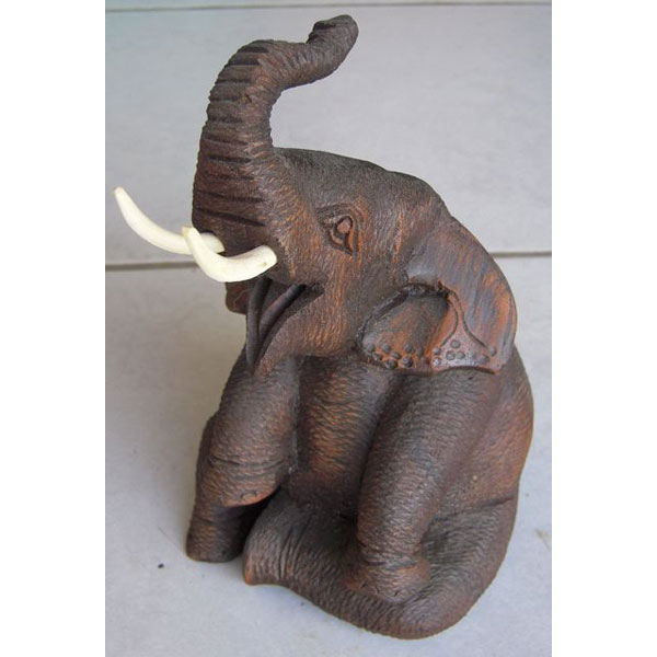 Sculpture bois elephant assis sur ses pattes arrieres. 20cm artisanat Thai -tai0715