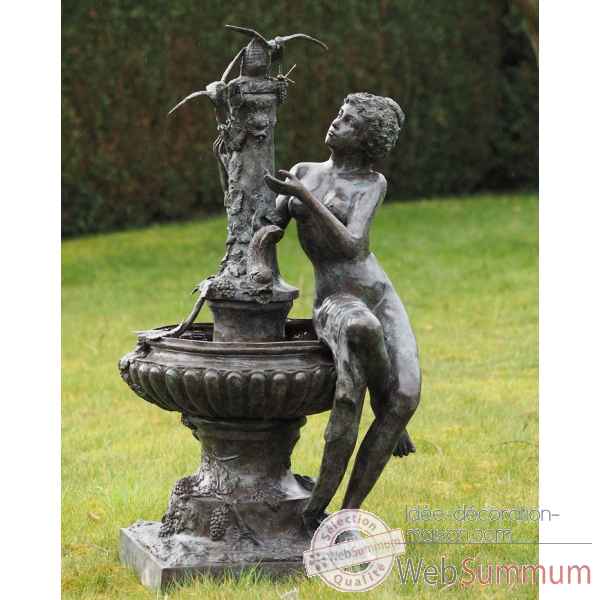 Femme assise sur fontaine avec 2 oiseaux Thermobrass -B59017
