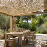 Un filet camouflage au-dessus d’une terrasse crée une ombre ajourée et changeante, pour un usage décoratif plutôt qu’un abri garanti.