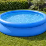 Piscine hors sol gonflable dans un jardin : un exemple de bassin domestique, sans indication d’une référence GiFi ni de disponibilité.
